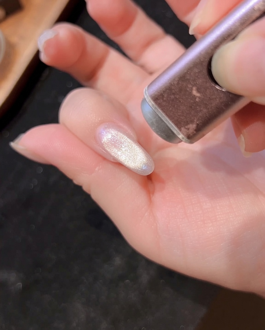 Vue rapprochée dune main dans une lampe UV/LED, les ongles recevant la lumière pour catalyser le gel.