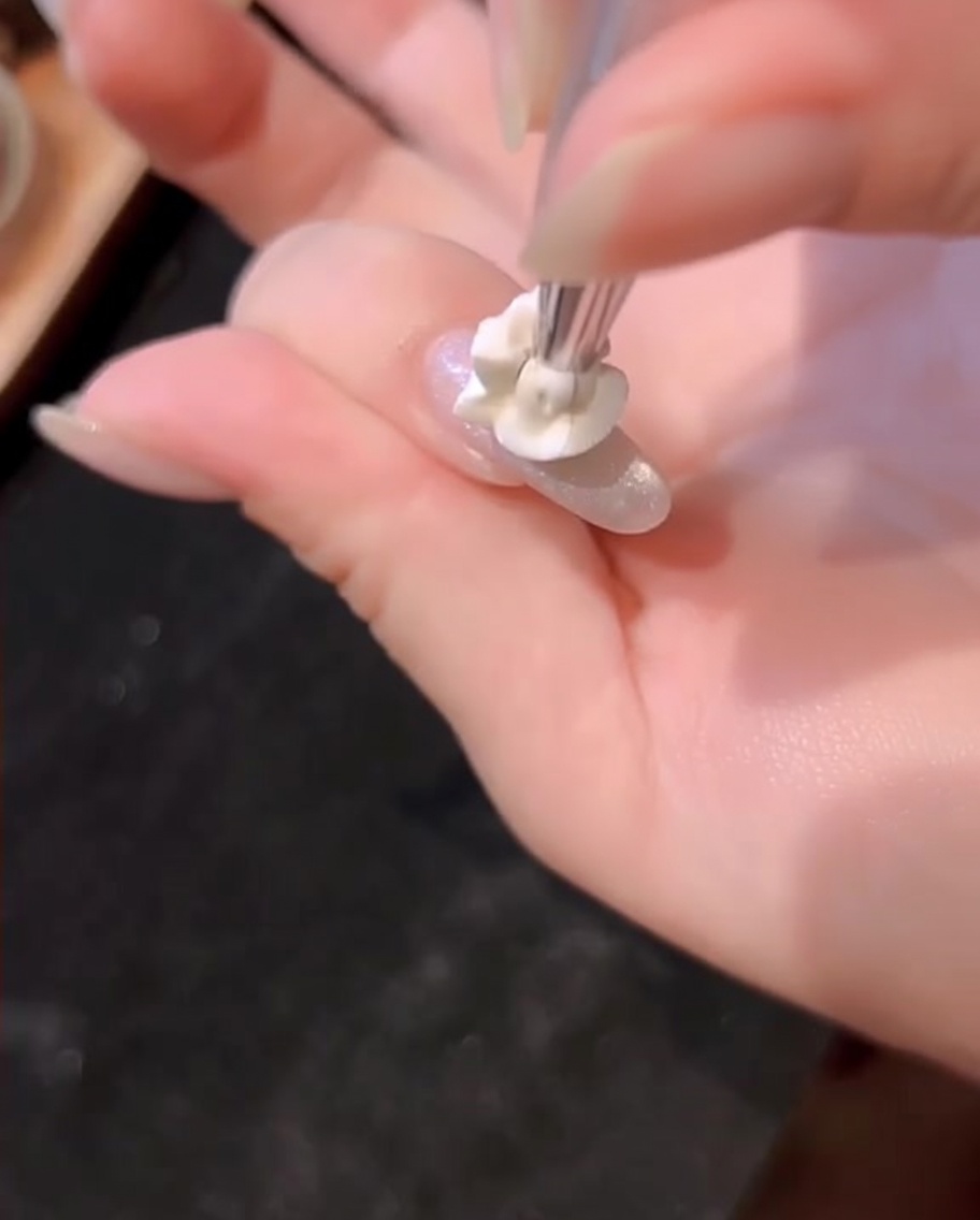 Une goutte de gel bleu plus petite et concentrée appliquée par-dessus la couche bleue existante.
