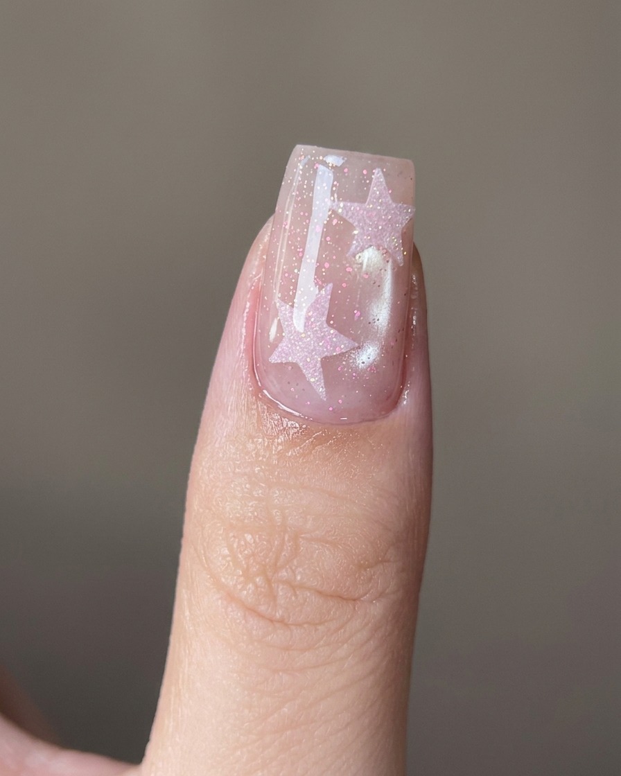 Gros plan dun repousse-cuticules en métal nettoyant soigneusement la zone des cuticules sur un ongle naturel.