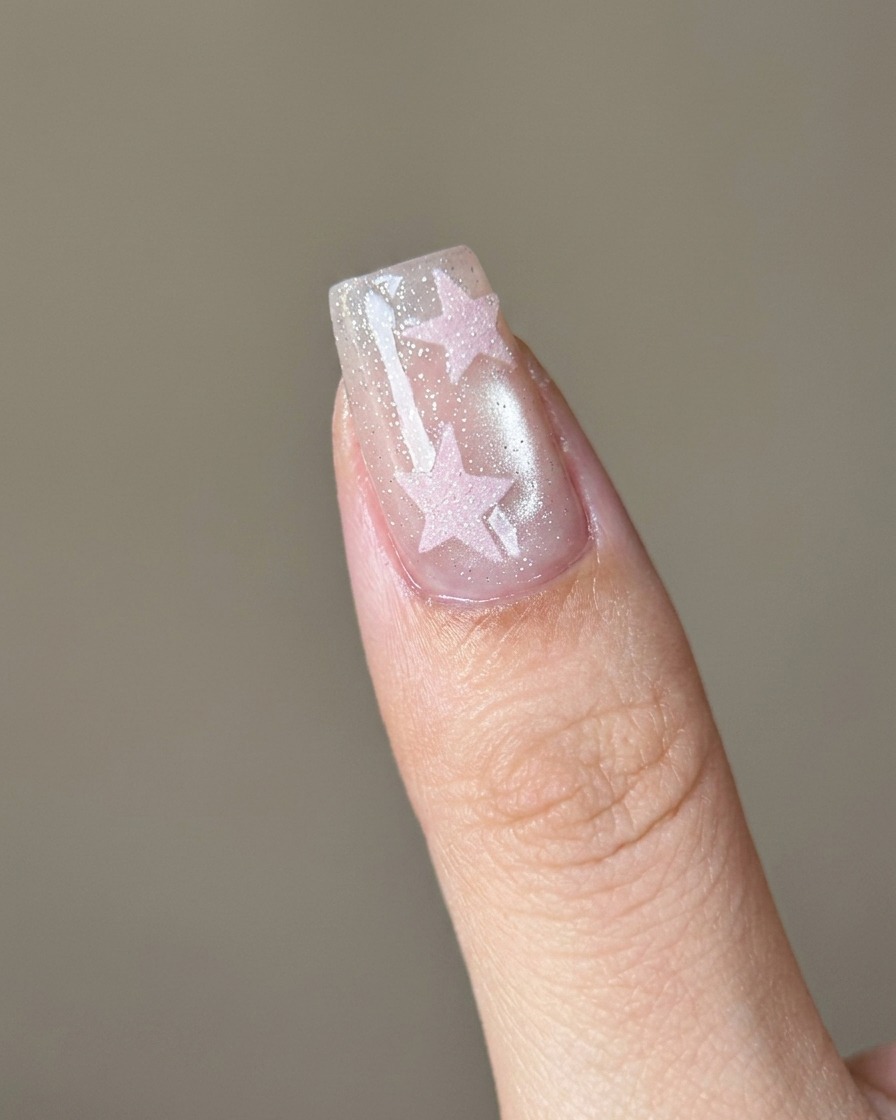 Un pinceau doux utilisé pour retirer la poudre sugar rose en surplus sur un ongle.