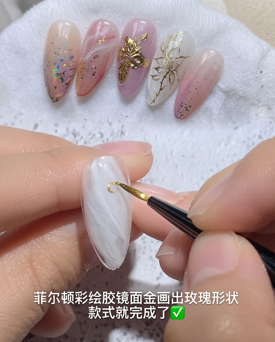 Un pinceau liner fin dessinant une petite spirale dorée sur un ongle.