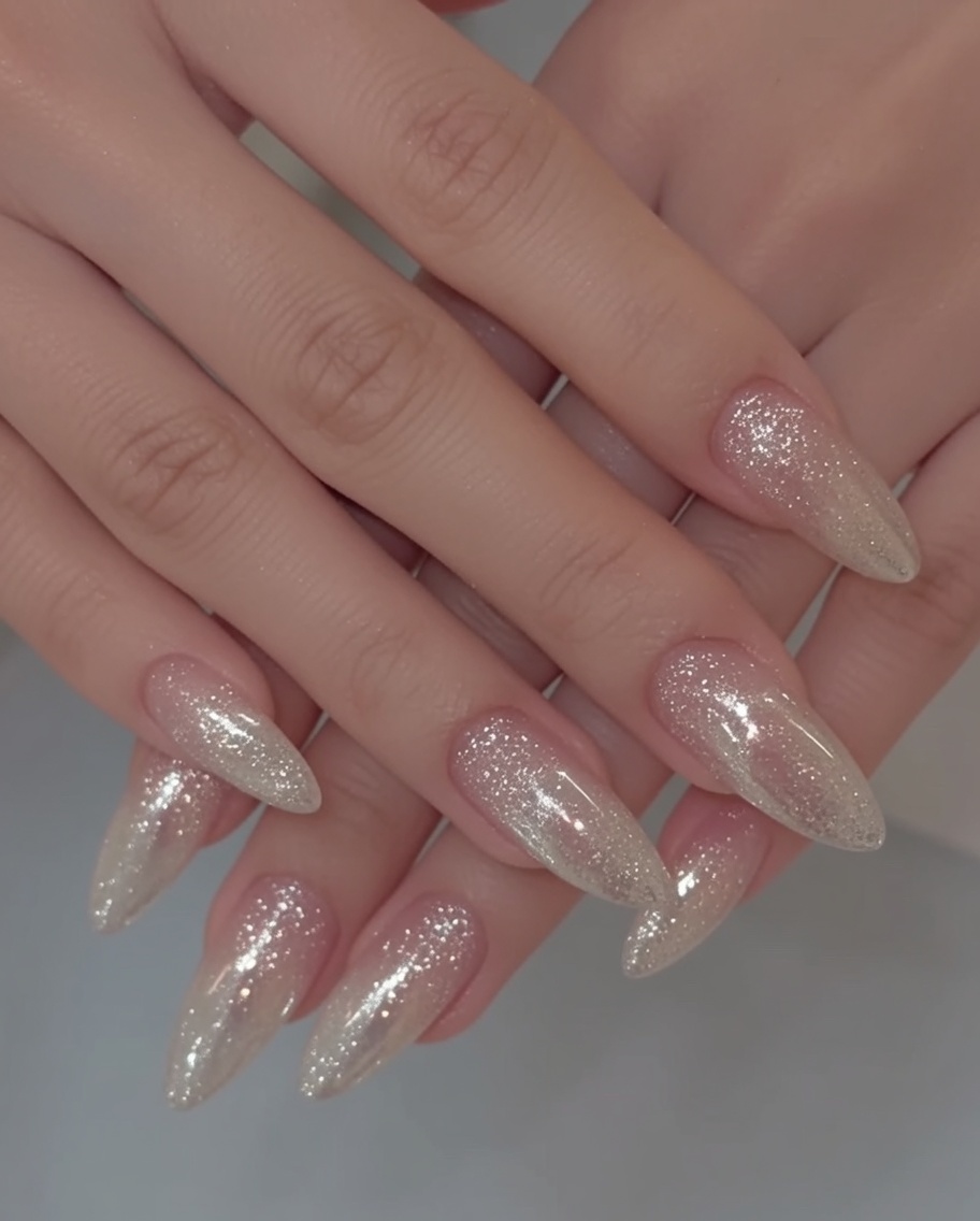 Un outil de précision déposant des perles de gel de construction épais sur un ongle chromé pour simuler des gouttelettes deau.