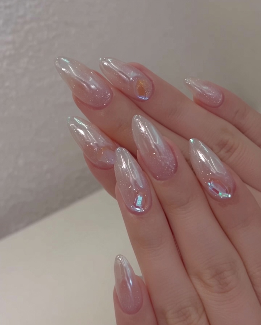 Gros plan dune main dans une lampe UV/LED professionnelle, les ongles recouverts de gel visibles sous la lumière violette.