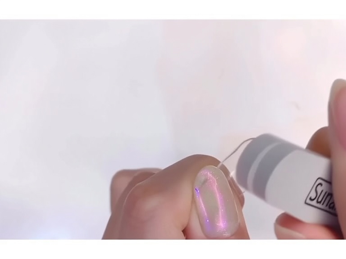 Une lime à ongles ponçant la surface dune capsule transparente jusquà ce quelle devienne mate.