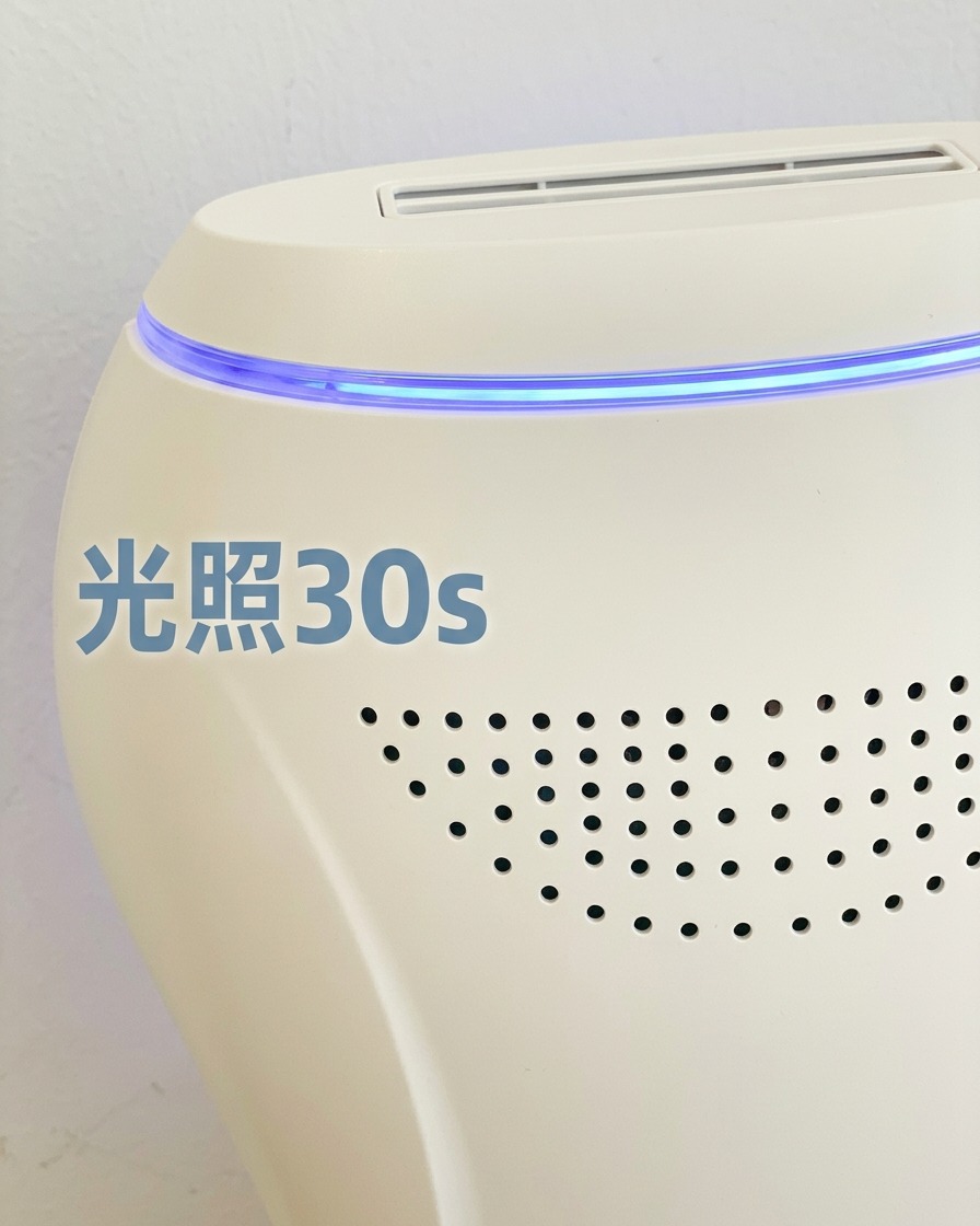 Une main positionnée dans une lampe LED pour catalyser la dernière couche de top coat.