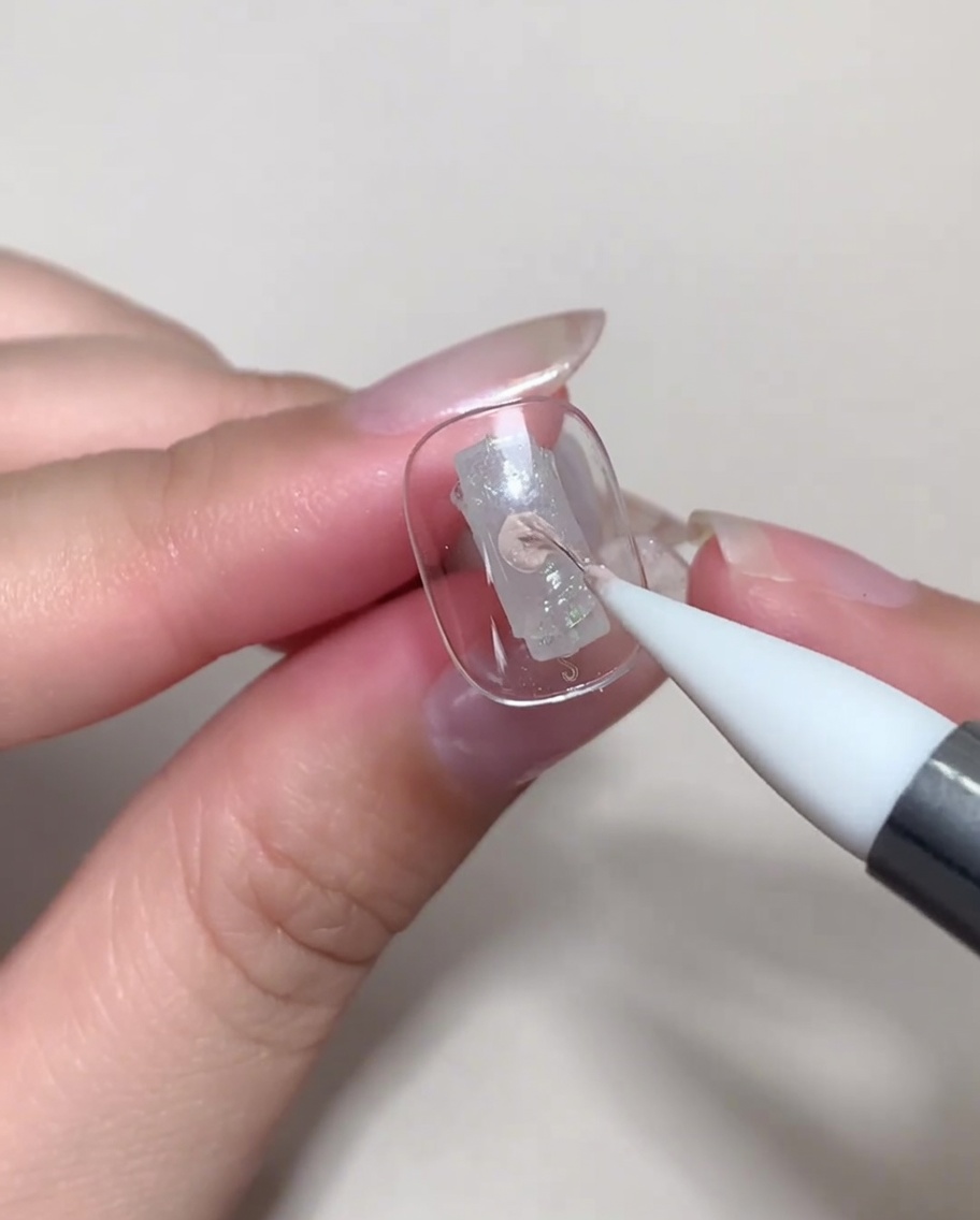 Une capsule dongle placée sous une lampe UV/LED pour la catalyse.