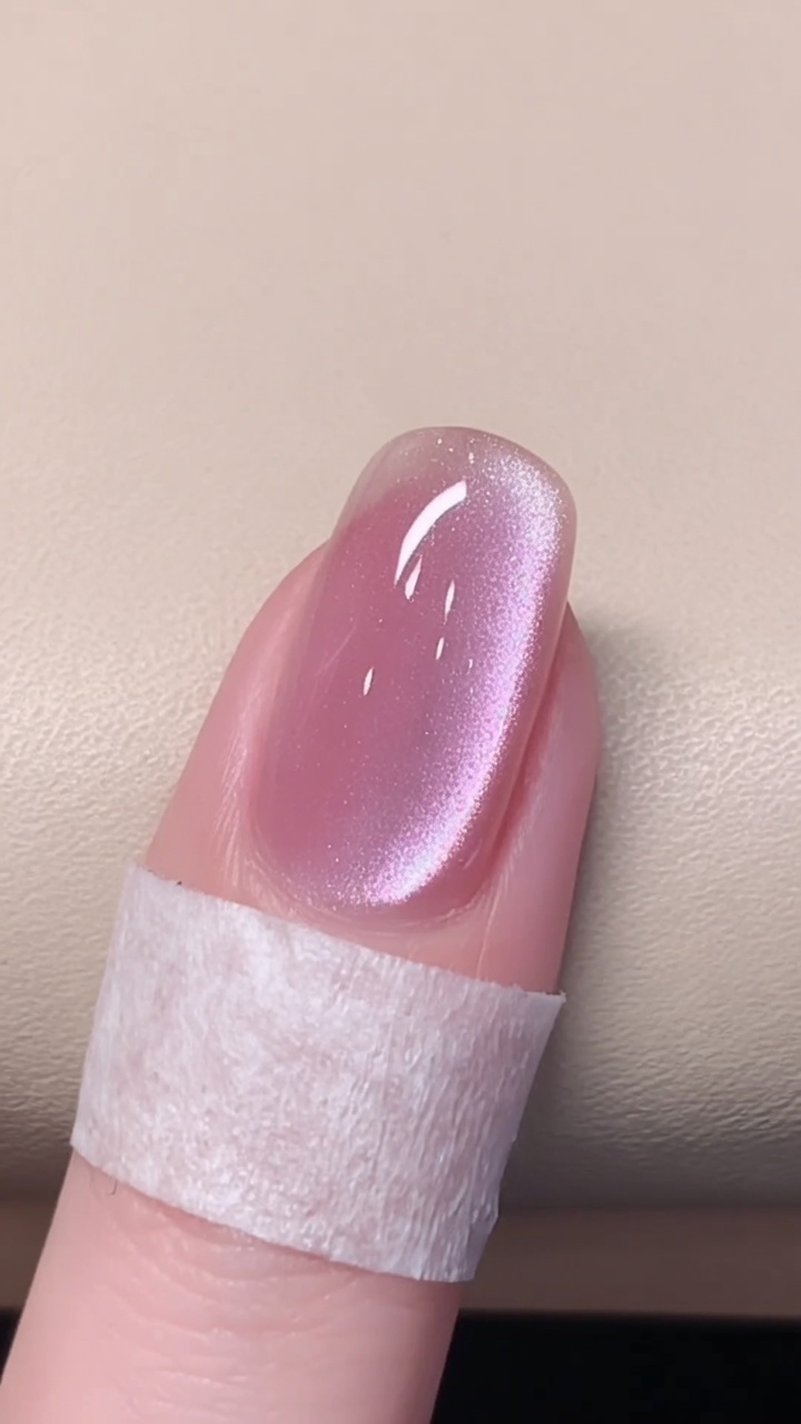 Manucure Gel Œil de Chat Rose — Tutoriel pour un Effet Miroir Éthéré