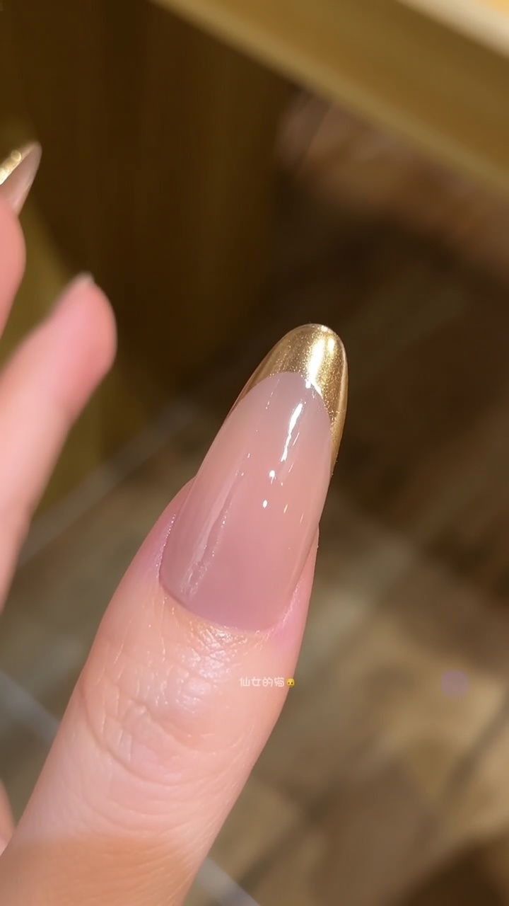 Manucure French Chrome Doré — Ongles Amande Élégants