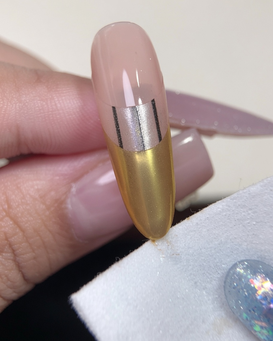 Gros plan sur une lingette non pelucheuse nettoyant les côtés dun ongle French chrome.