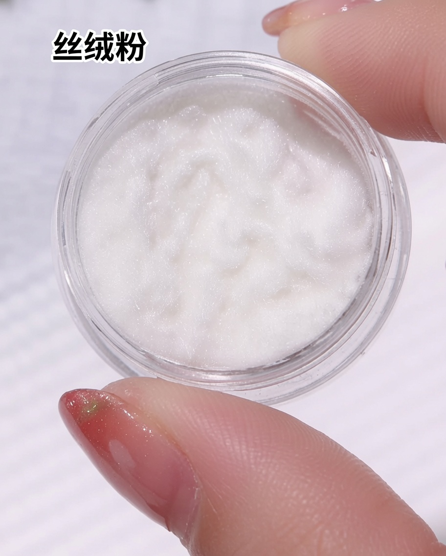 Un petit pot contenant une fine poudre velours blanche duveteuse, gros plan sur la texture à lintérieur.