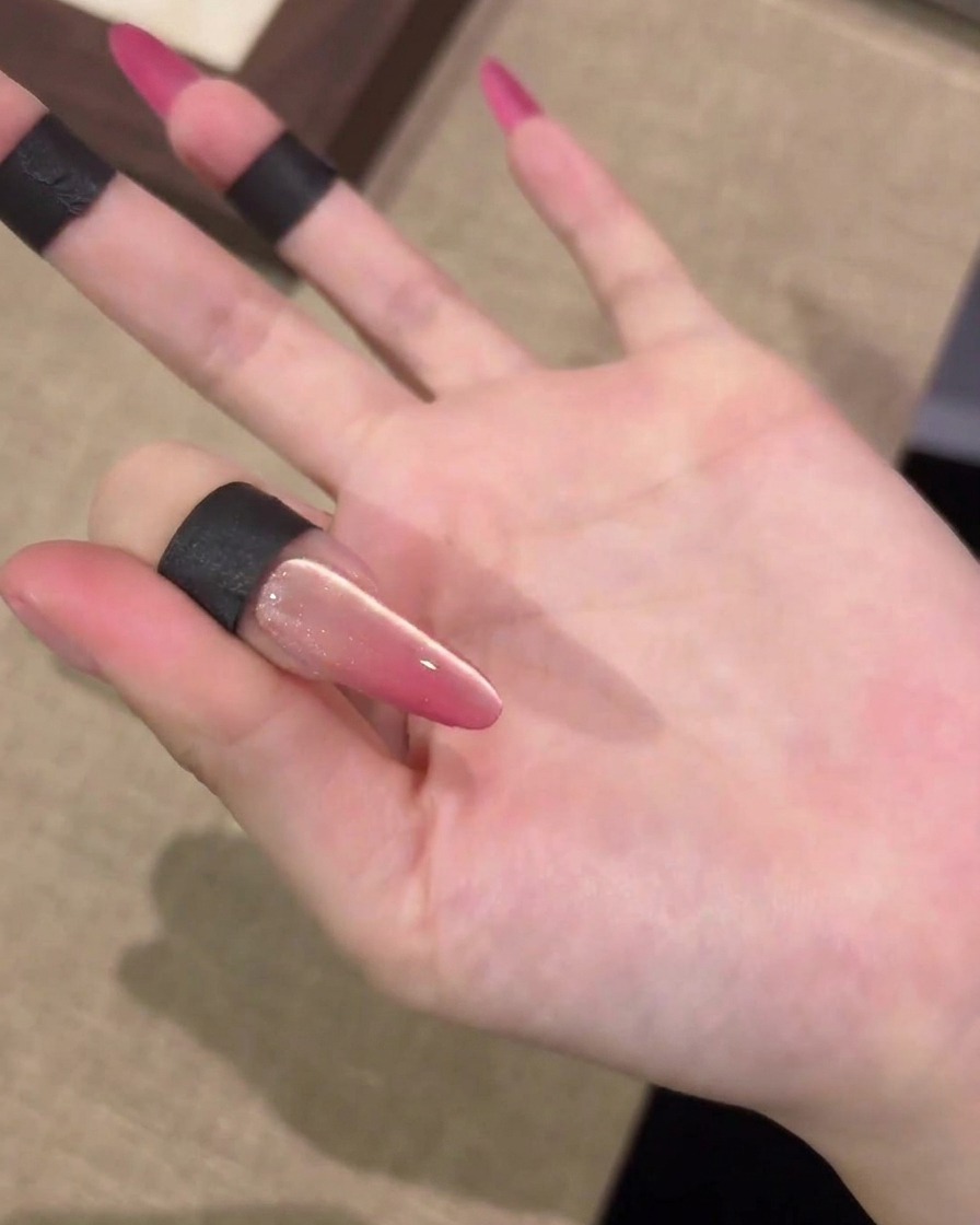 Un aimant balayant de gauche à droite sur un ongle pour créer un reflet de lumière.