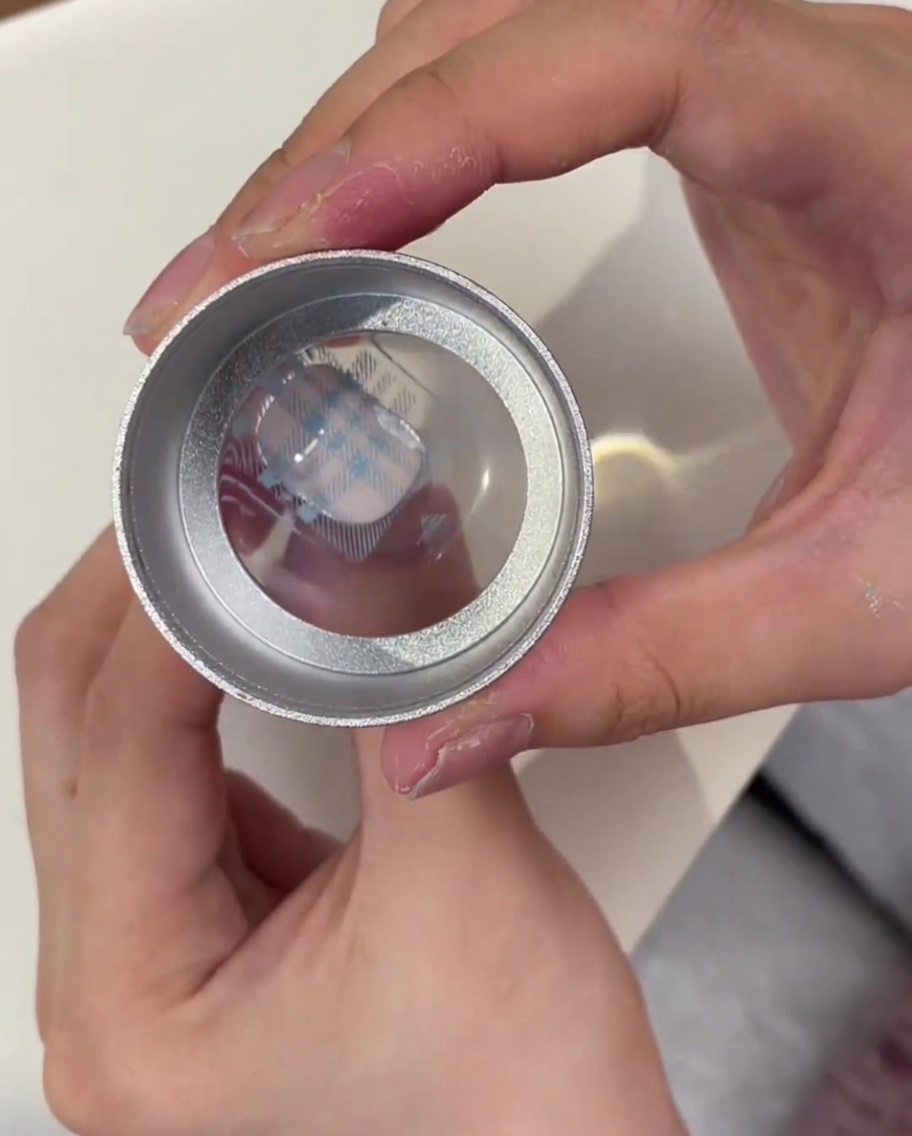 Tête de tampon en gelée transparente montrant le motif plaid bleu récupéré de la plaque.