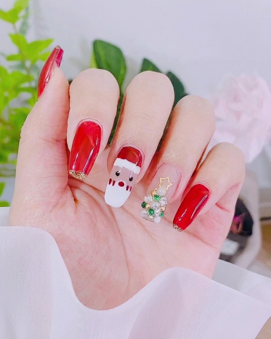 Un pinceau de manucure appliquant une couche uniforme de gel rose séché sur un ongle.