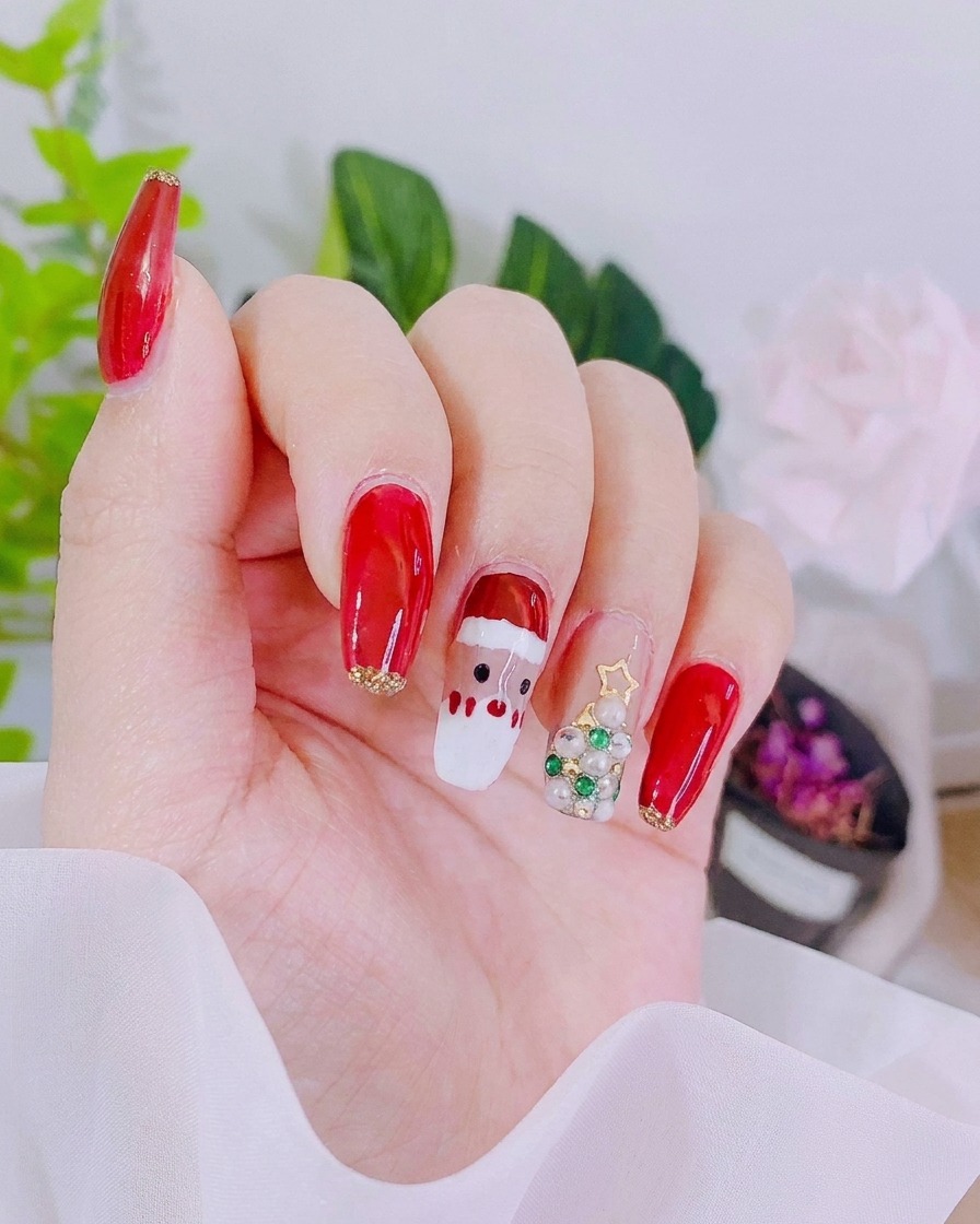 Gros plan sur un ongle avec du gel rouge vintage appliqué sur la partie supérieure, créant une ligne nette.
