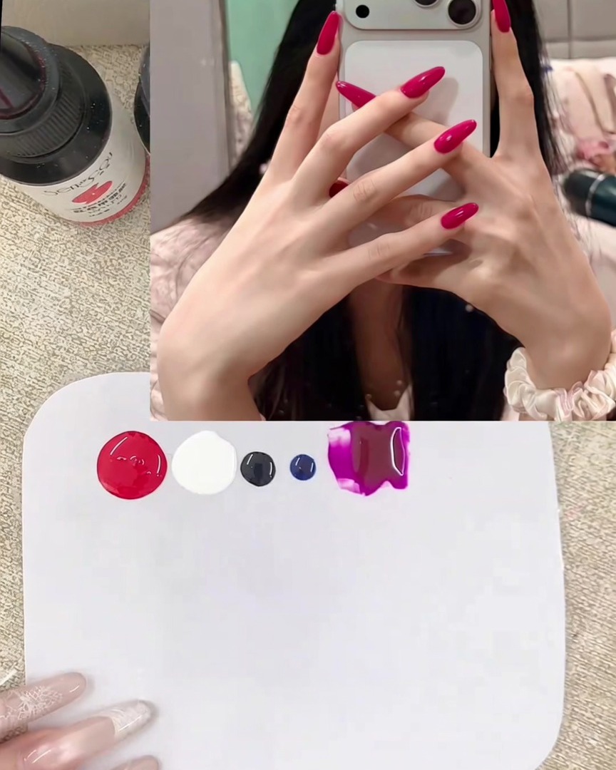 Gros plan dune spatule en métal déposant des gouttes de gel rouge vif et blanc opaque sur une palette de mélange blanche et propre.