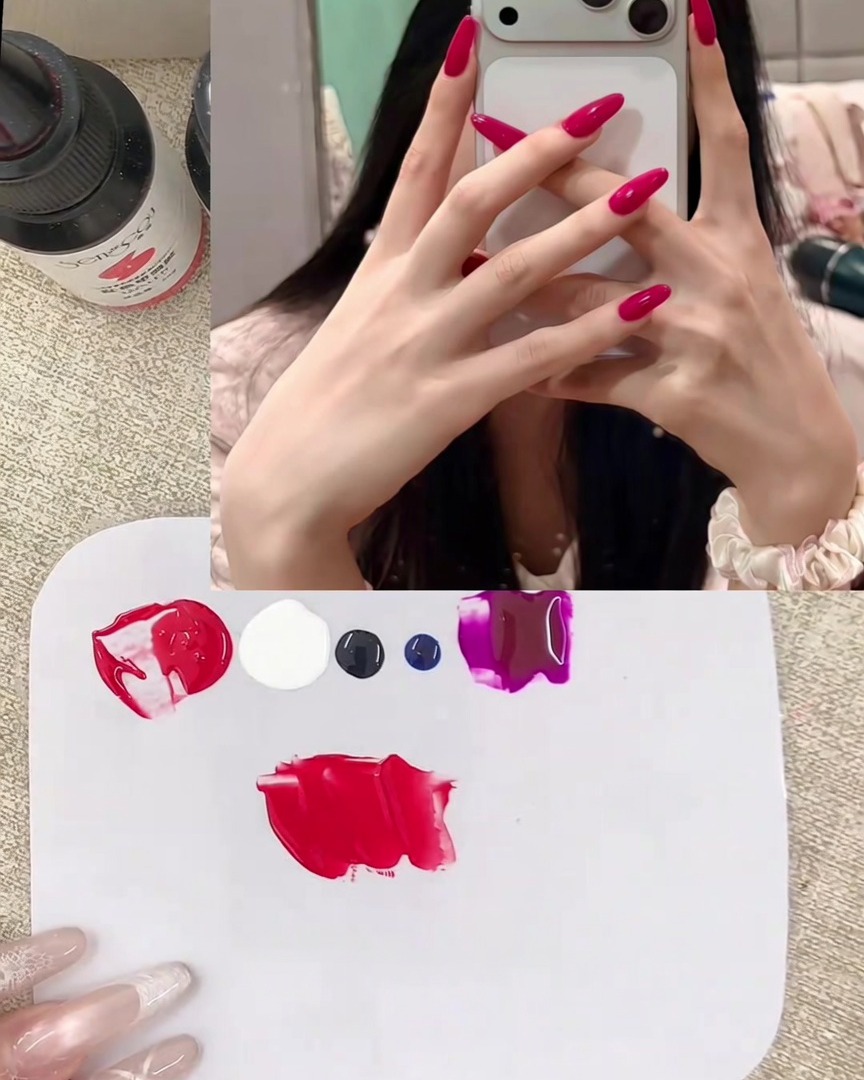 Une spatule en métal mélangeant du gel rouge et blanc sur une palette, se transformant en une teinte rose crémeuse.