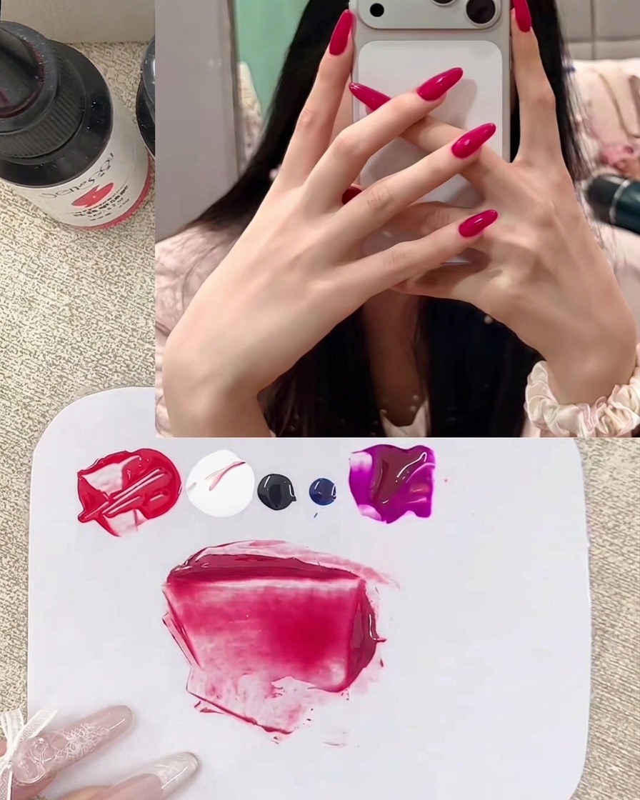 Gros plan sur du gel de mélange transparent ajouté au gel rouge framboise sur la palette.