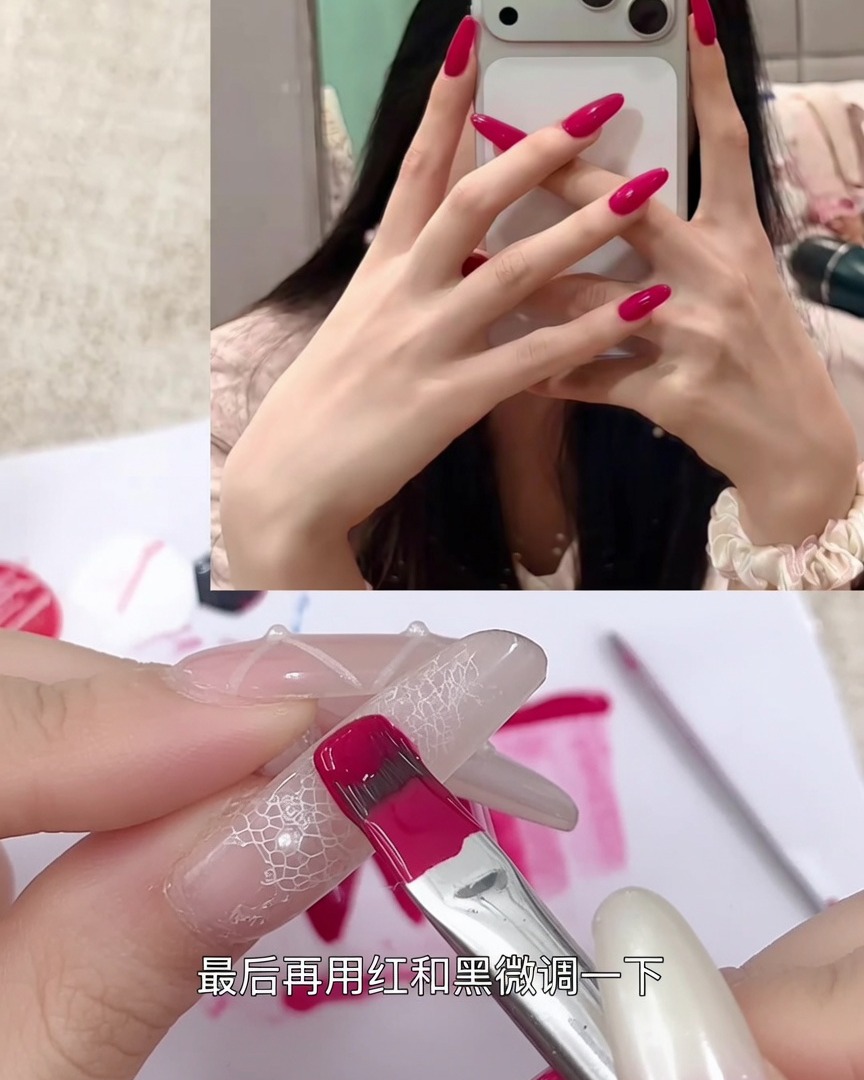 Un pinceau à ongles appliquant un gel rouge framboise vif sur une capsule dentraînement transparente.