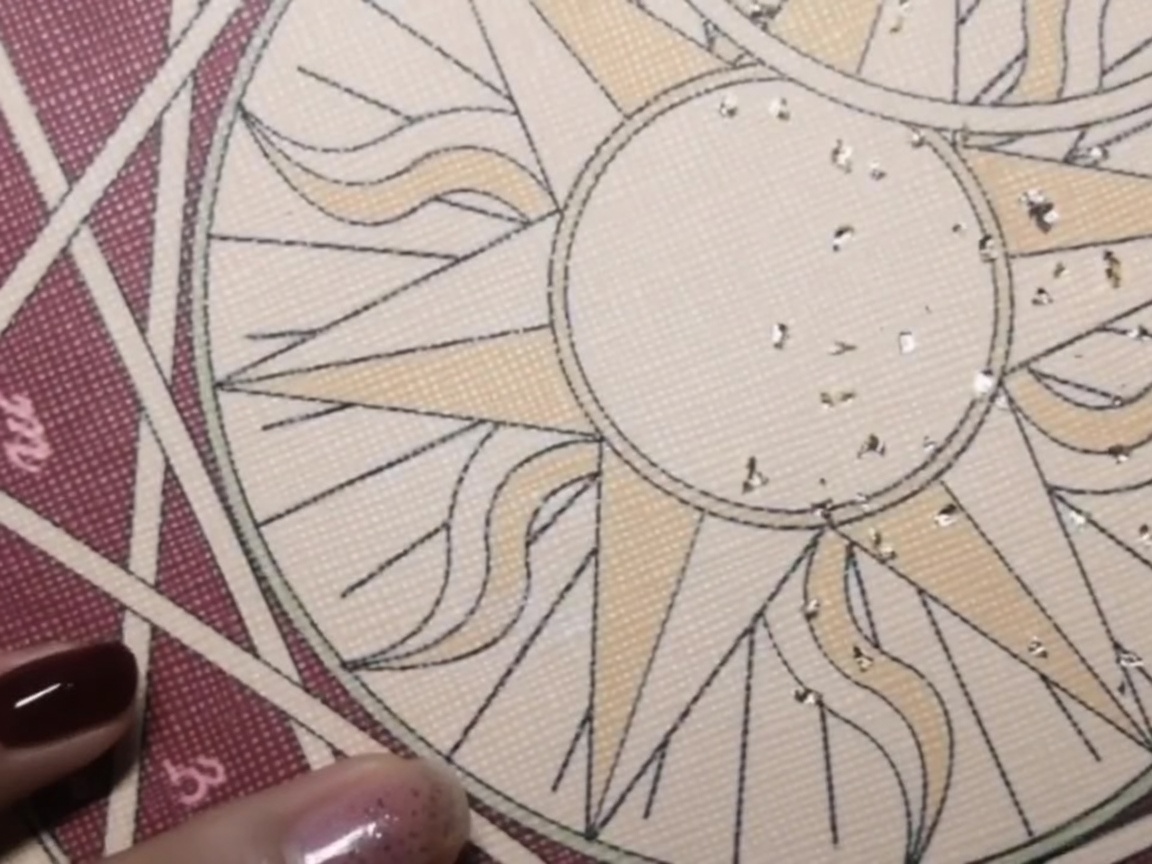 Gros plan dun pinceau appliquant une fine couche de base coat transparent sur un ongle naturel.