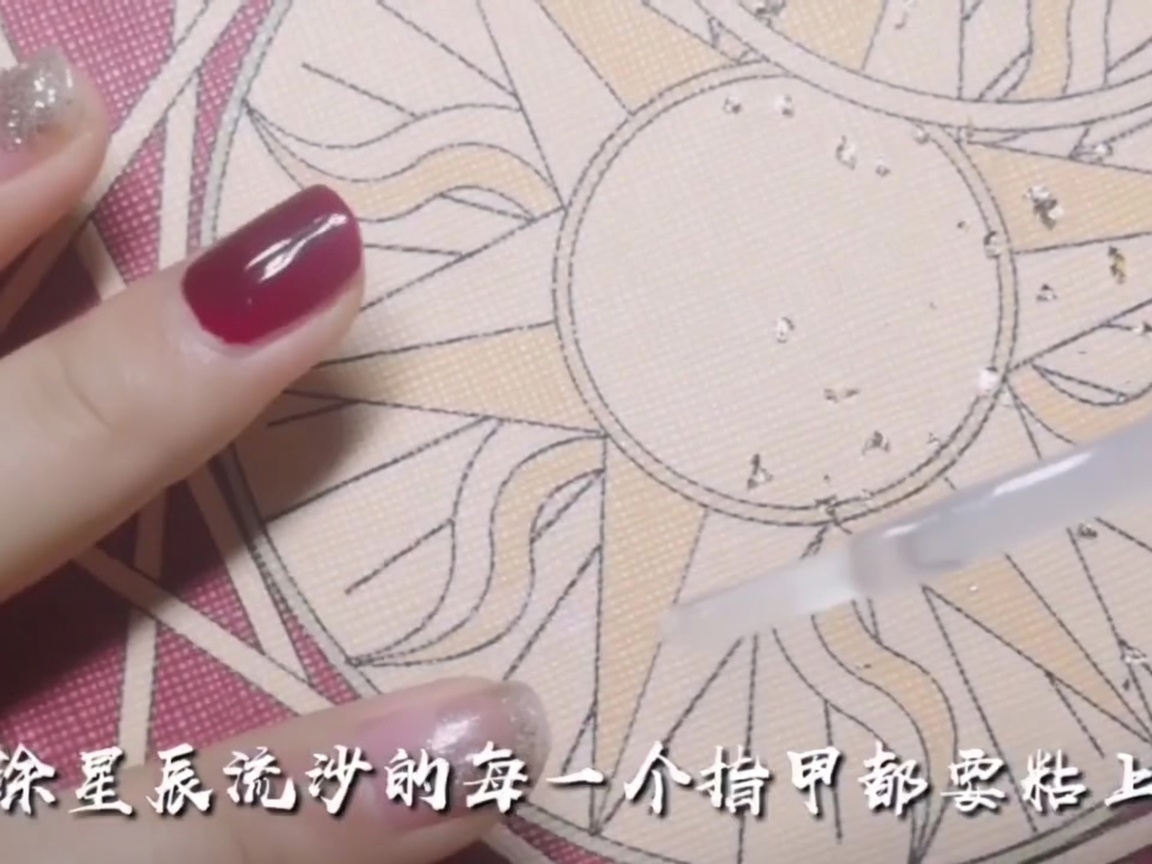 Un pinceau appliquant du base coat sur un ongle propre pour le préparer à la pose de feuille dor.