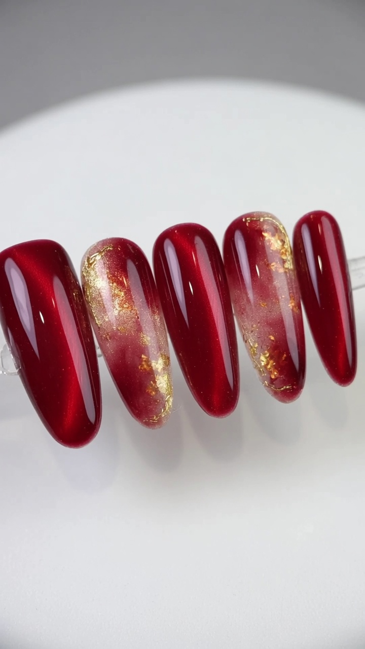 Ongles Marbrés Aquarelle Rouge et Or — Tutoriel de Luxe Œil de Chat