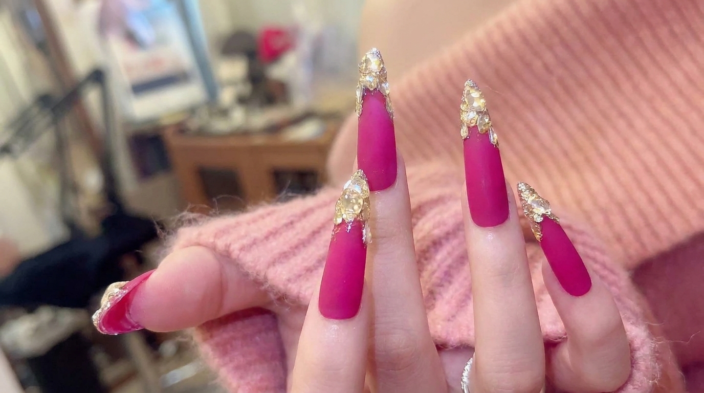 Ongles Stiletto Rose Vif avec Incrustations de Cristaux — Tutoriel Étape par Étape