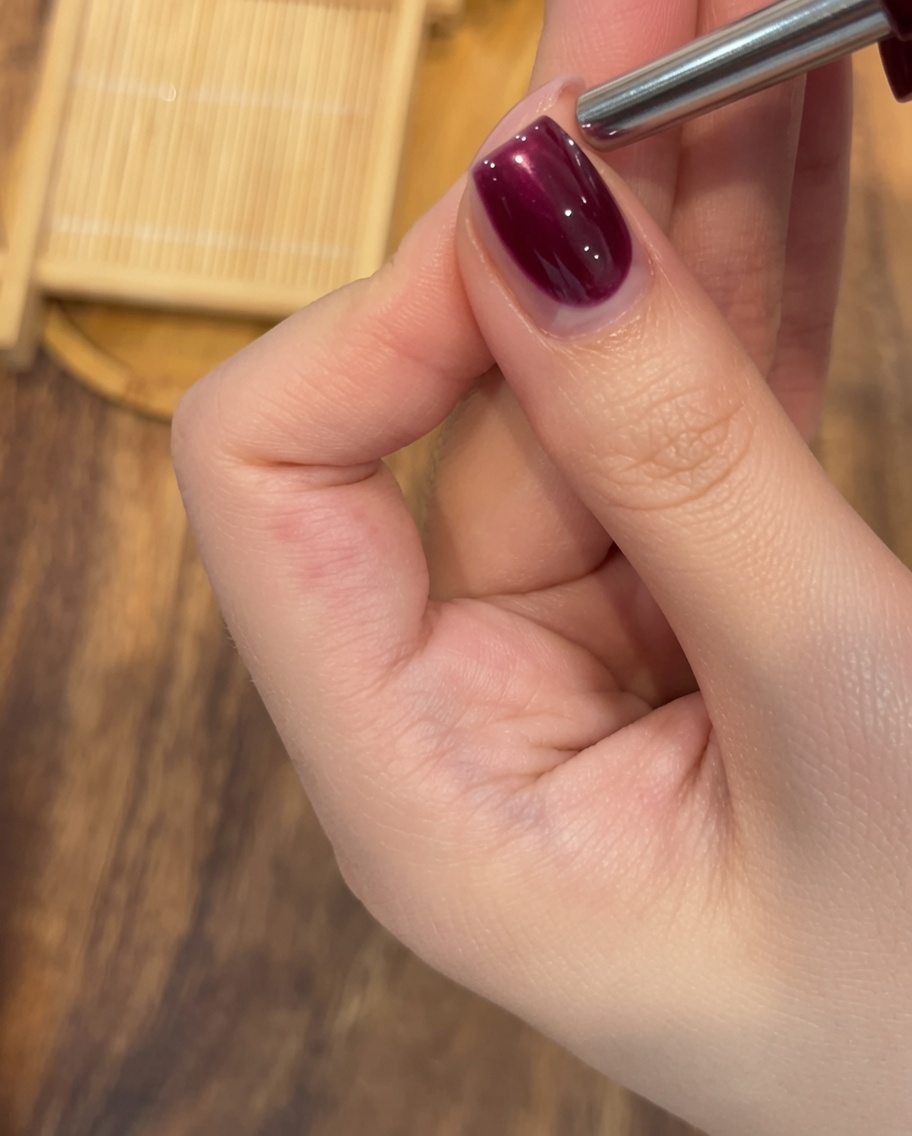 Gros plan dun ongle rose magnétique prêt à être placé sous la lampe UV/LED.