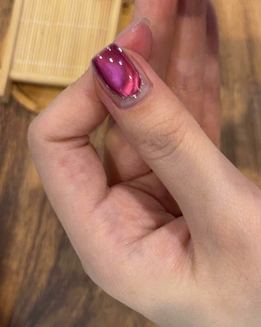 Application dun top coat brillant sur le design final.