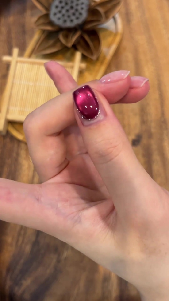 Ongles magnétiques effet œil-de-chat rose rouge — Tutoriel étape par étape