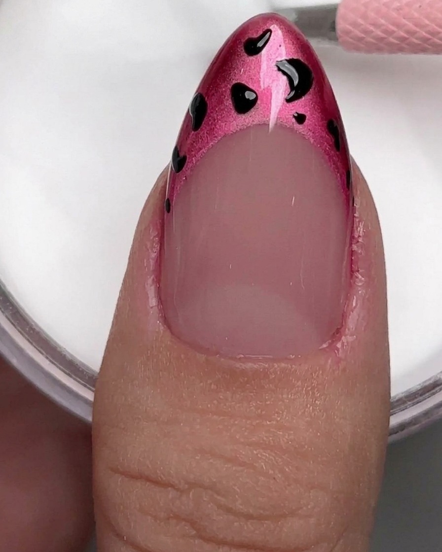 Gros plan dun bloc polissoir utilisé sur un ongle naturel pour enlever le brillant.
