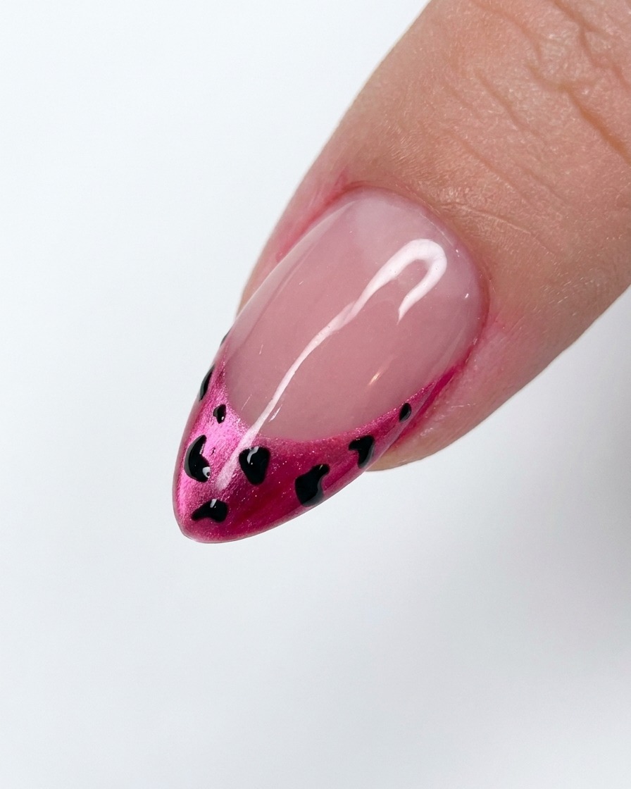 Une petite quantité de poudre blanche appliquée sur un design léopard en gel encore humide.