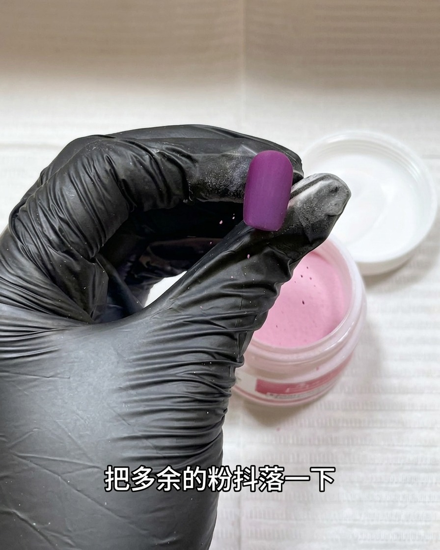 Une capsule recouverte de poudre acrylique maintenue sous une petite lampe UV/LED portative.