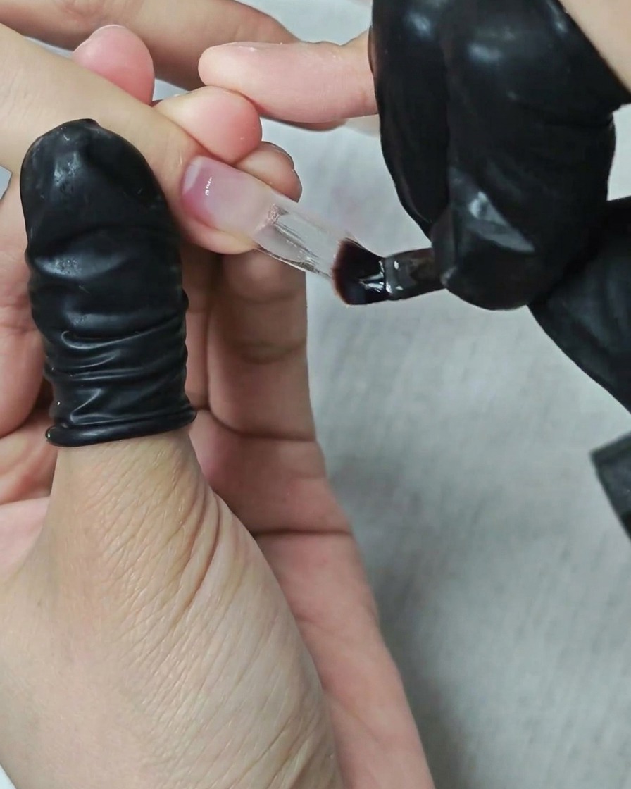 Utilisation dun pinceau plat pour appliquer et modeler le gel de construction.