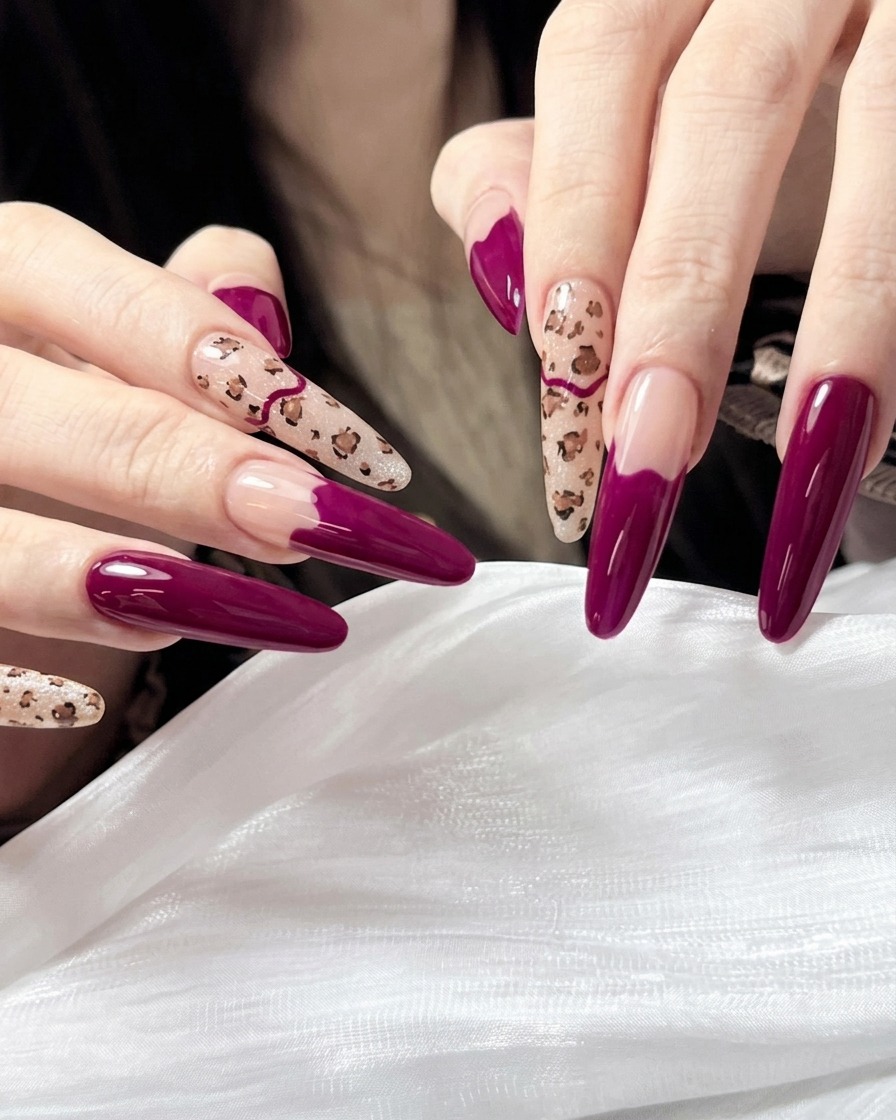 Gros plan sur un pinceau de nail art fin créant de petites taches marrons irrégulières sur un ongle nude.