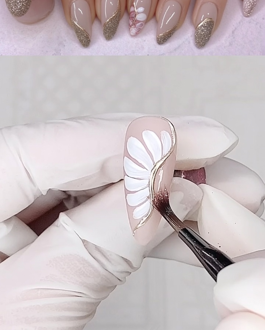 Un pinceau liner appliquant une bande de gel adhésif transparent sur le côté dun ongle avec un art floral.