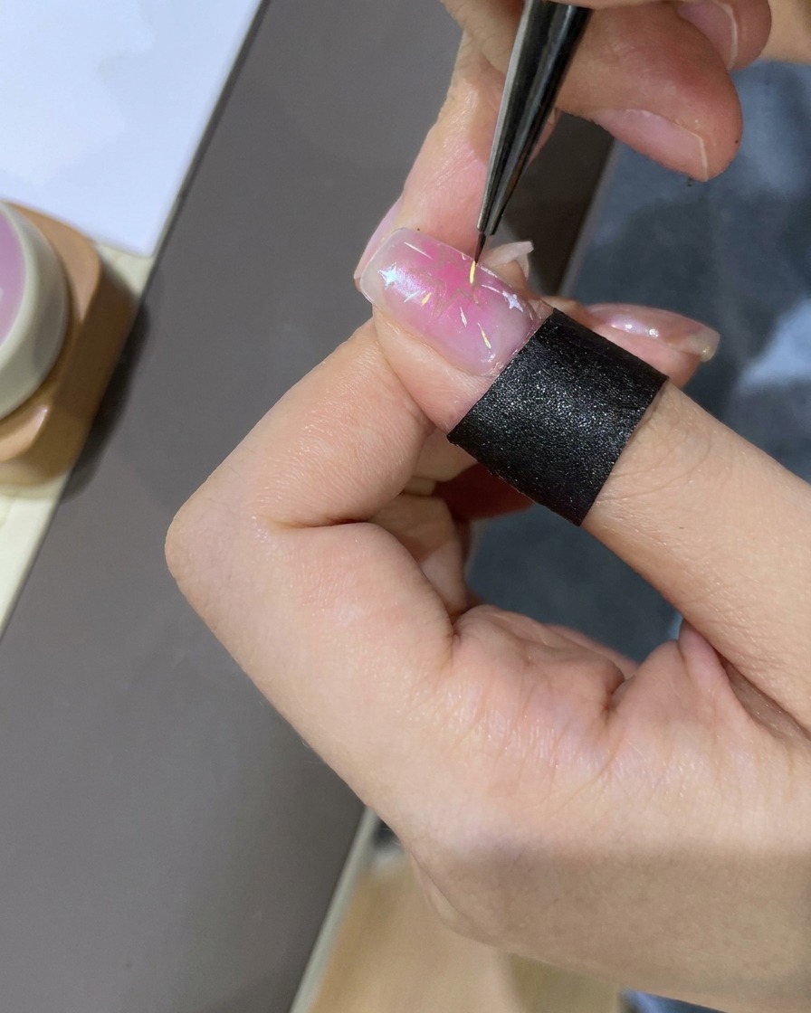 Un outil de dotting utilisé pour placer de petits accents colorés autour du design étoilé.