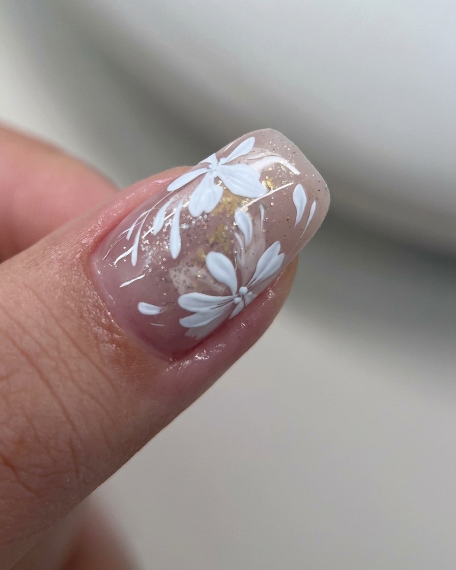 Une fine couche de paillettes dorées est appliquée sur longle avec la feuille dor.