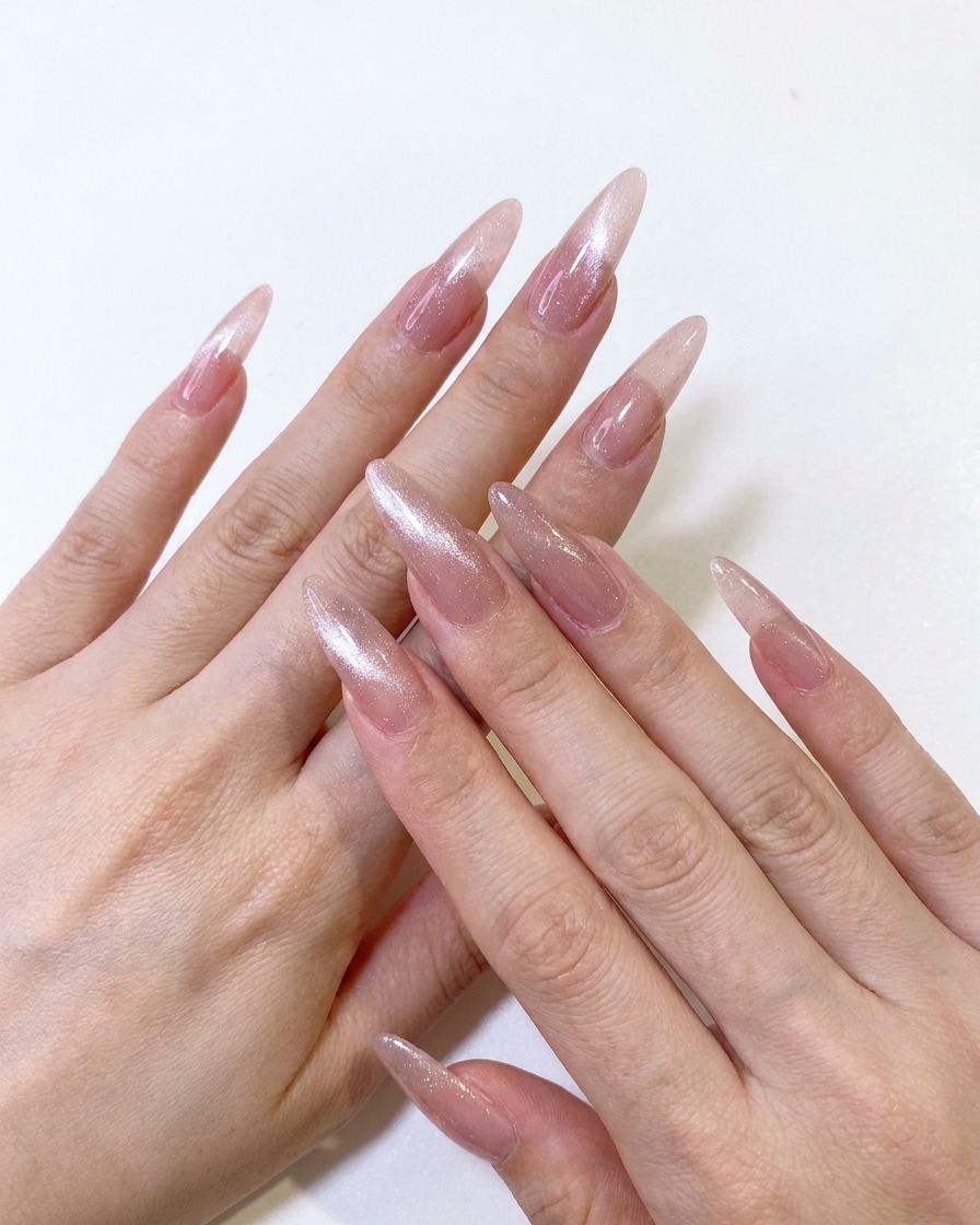 Un aimant utilisé pour attirer les particules scintillantes dun gel rose en une ligne nette et centrée.