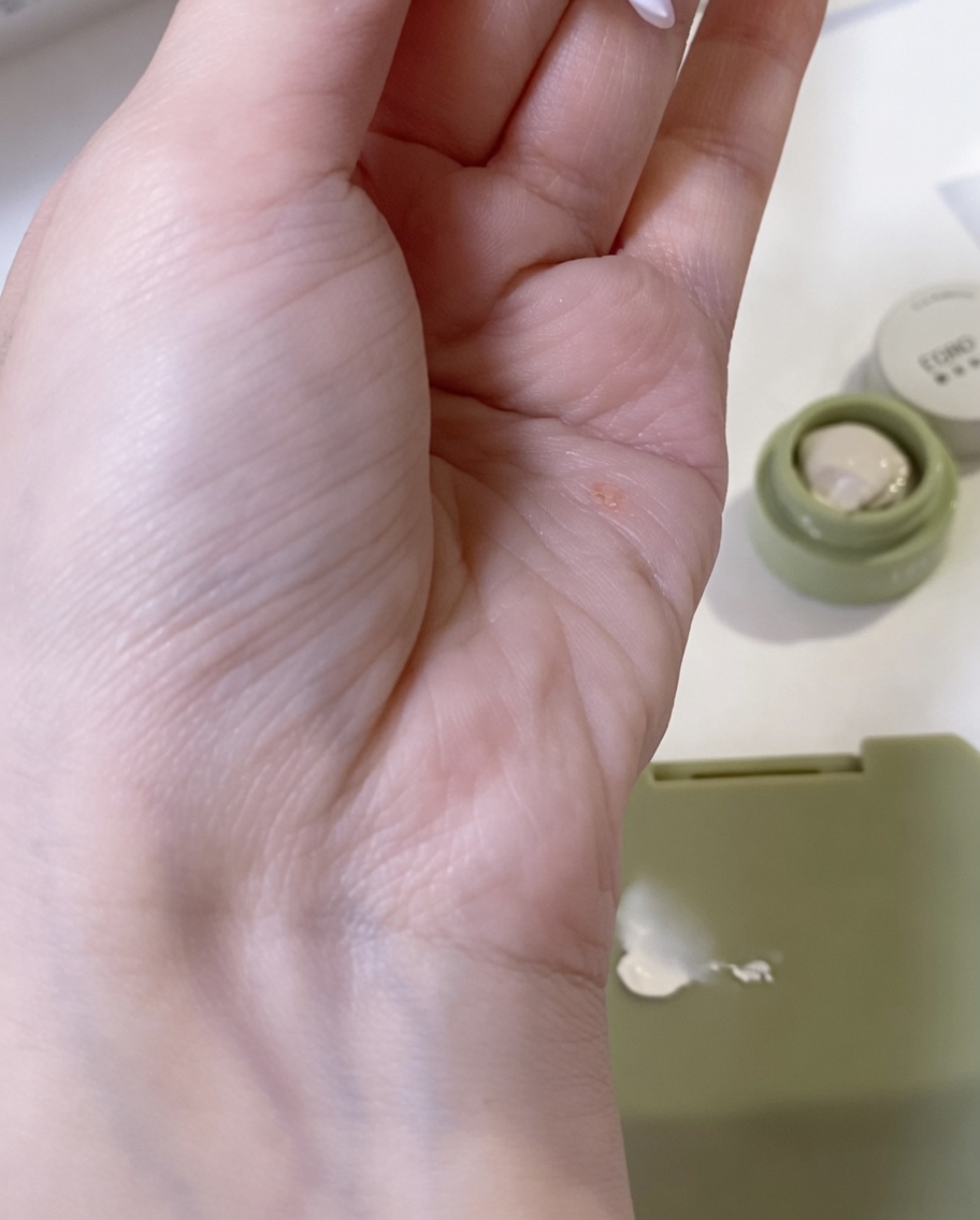 Une éponge de maquillage utilisée pour tapoter et fondre un peu de gel blanc sur longle pour une transition douce.