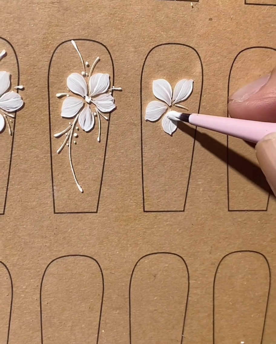 Un pinceau plat terminant le cinquième pétale pour finaliser la fleur.
