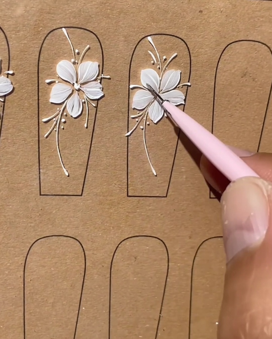 Gros plan final du design floral aux lignes nettes et raffinées.