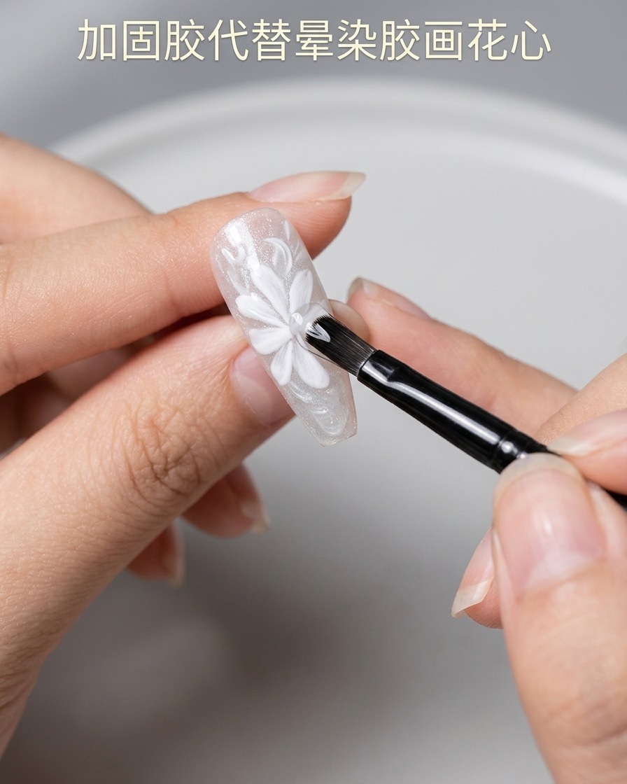 Un pinceau appliquant un gel de renforcement transparent et épais au centre de la marguerite peinte en blanc.