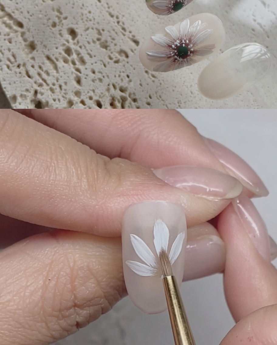 Gros plan dun ongle avec une seconde couche de pétales blancs plus détaillés.