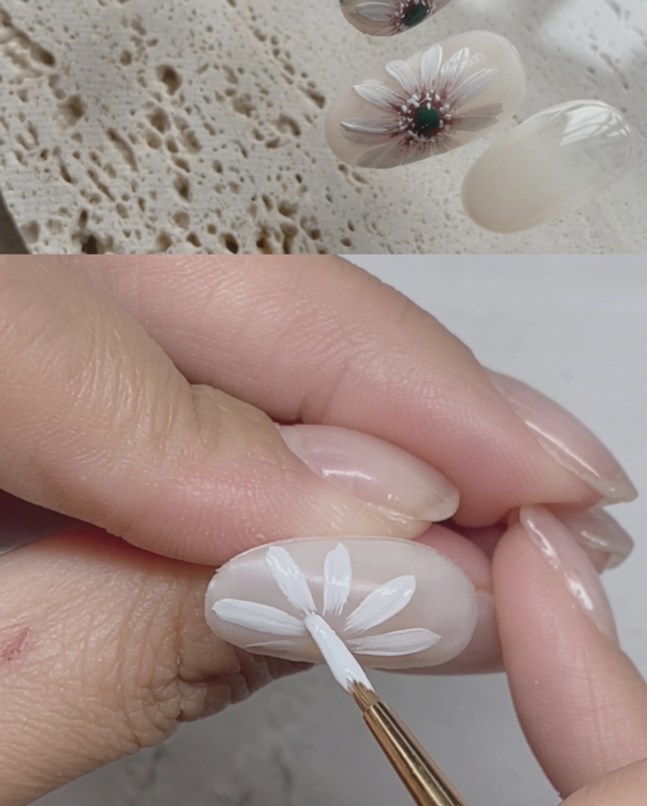 Un pinceau appliquant une couche de finition brillante sur le design terminé.