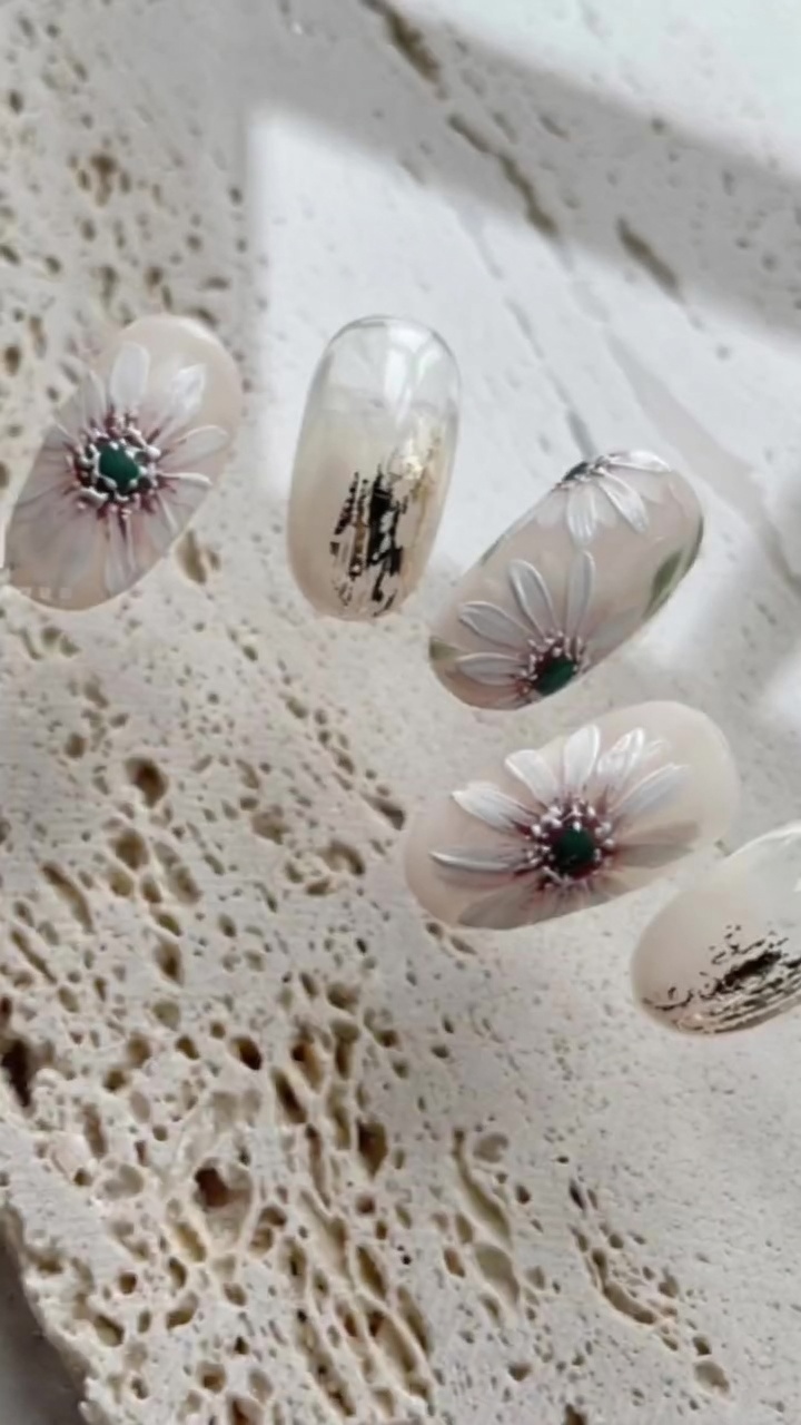 Manucure gel estivale : tutoriel pas à pas pour des marguerites peintes