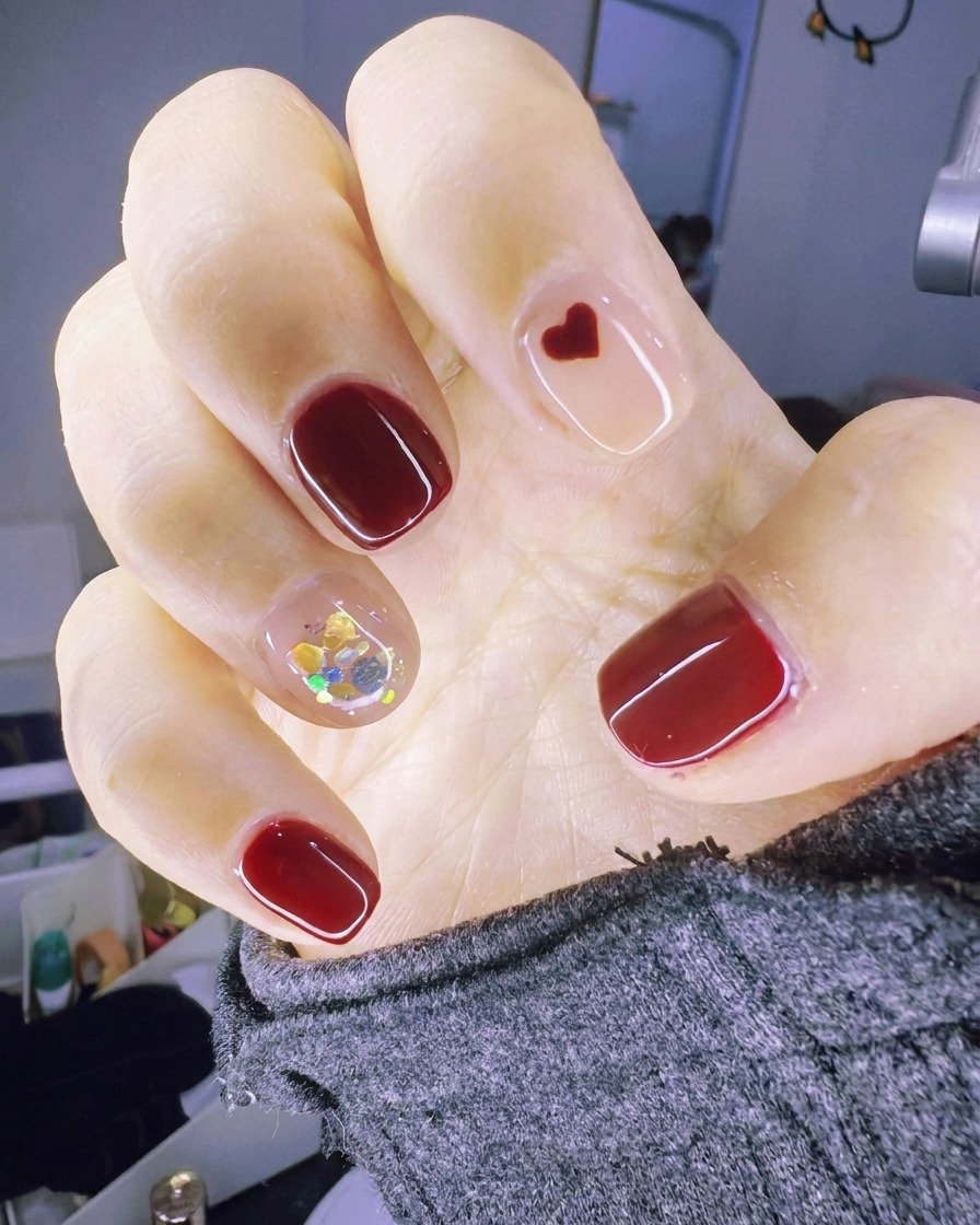 Un pinceau appliquant une couche de gel transparent sur longle accentué, le laissant humide pour lapplication des paillettes.