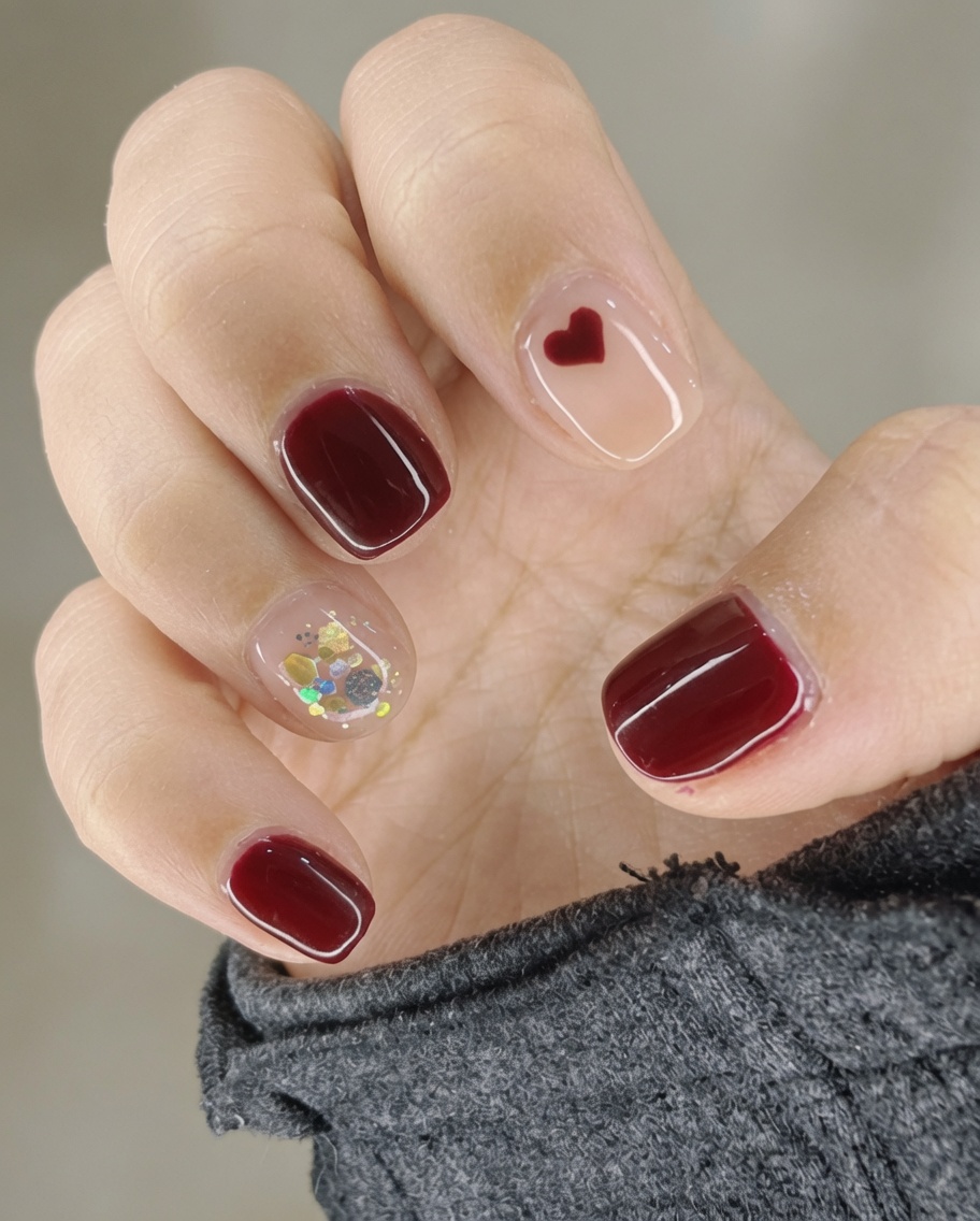 Un pinceau appliquant un top coat brillant transparent sur un ongle manucuré.