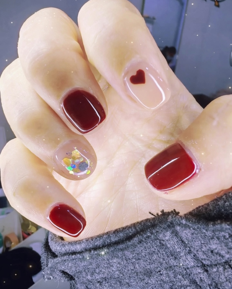 Une lingette non pelucheuse utilisée pour nettoyer la surface dun ongle brillant terminé.