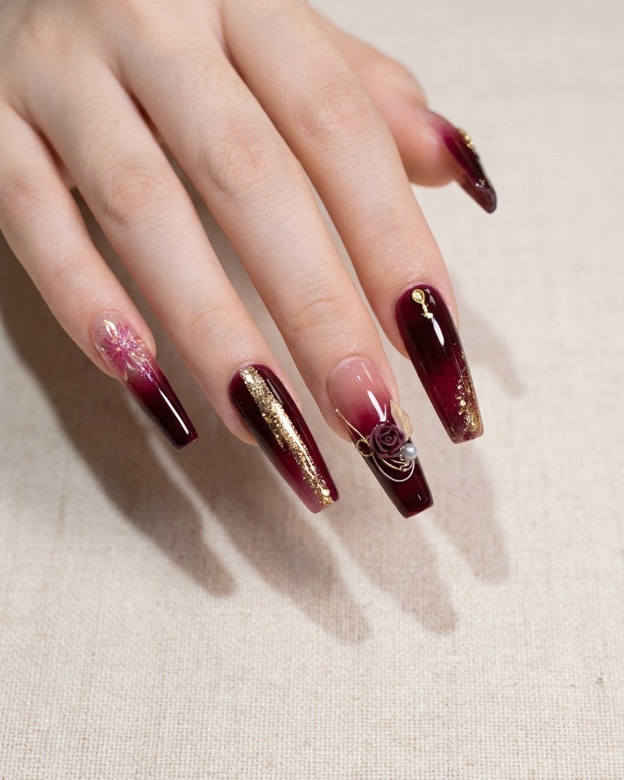 Un pinceau appliquant du gel adhésif sur une zone précise dun ongle rouge.