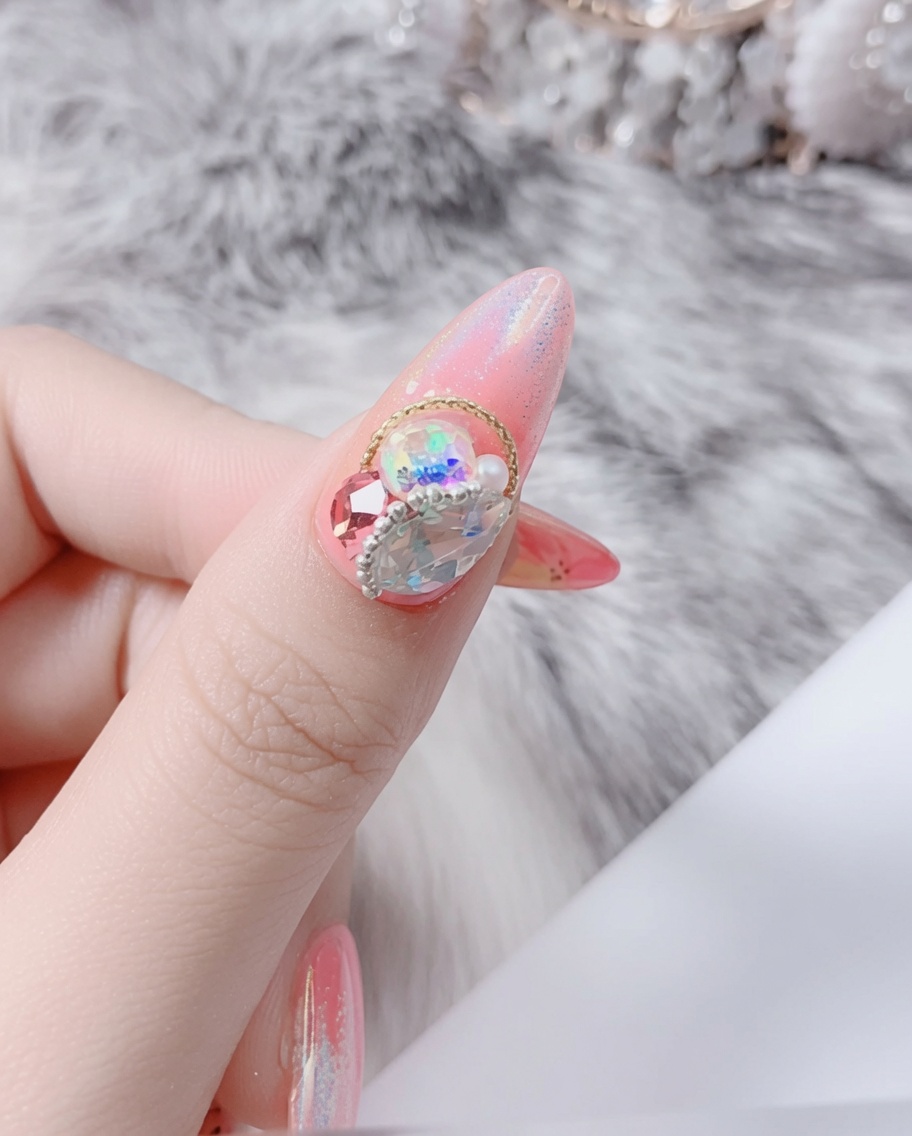 Un pinceau appliquant une base transparente sur un ongle propre et préparé.